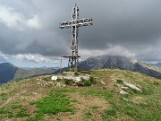 53 Alla croce di vetta di Cima Grem (2049 m) raggiunta numerose volte dal versante sud